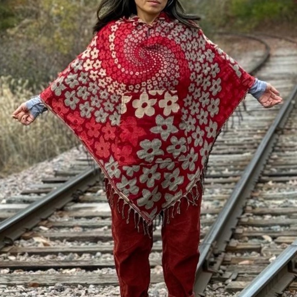 Himalayan Yak wool poncho, handmade in Nepal. Hooded and front pocket. - Picture 3 of 11